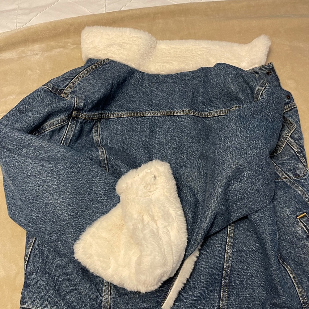 Levi's womens Fur Collar Ex-boyfriend Trucker Jackets - Picture 14 of 14
